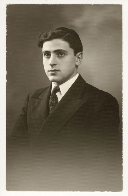 Portrait photographique en noir et blanc d'un homme en costume et cravate, regardant vers la gauche de la caméra. Il porte une kippa sur la tête.