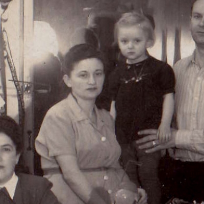 Photo en noir et blanc d'une femme assise avec un enfant derrière elle.