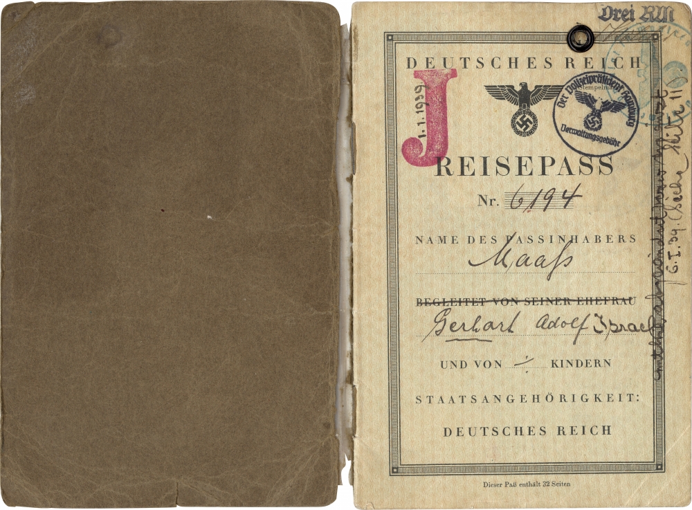 Deux pages d'un passeport. Sur la première page du passeport, un “J” rouge est estampé sur la droite et la date 1/1/1939 est indiquée à l'aide d'une étampe circulaire à l'encre du président de la police de Hambourg, et il y a une autre étampe circulaire à l'encre verte. Il y a de l'écriture manuscrite le long des bordures de la page.