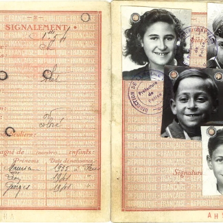 Deux pages d'un passeport en papier jaune avec une police d'écriture de couleur rouge et des noms manuscrits. Il y a quatre photos en noir et blanc de visages d'enfants sur la page de droite.