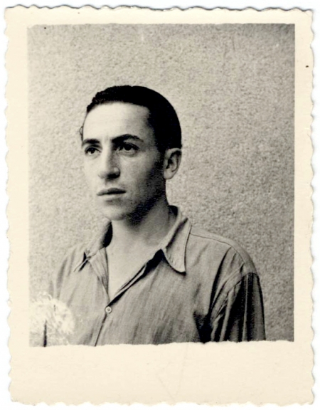 Photo en noir et blanc de forme carrée avec une bordure de polaroid d'un jeune homme regardant vers la gauche de la caméra. Ses cheveux sont coiffés vers l'arrière et il porte une chemise à col.