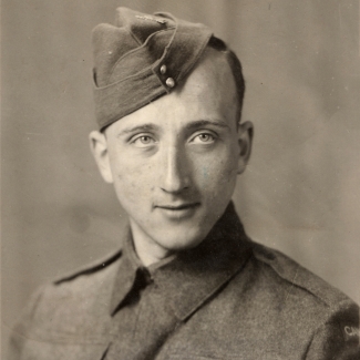 Portrait photographique en noir et blanc d'un homme habillé en uniforme militaire, pris à partir du torse.
