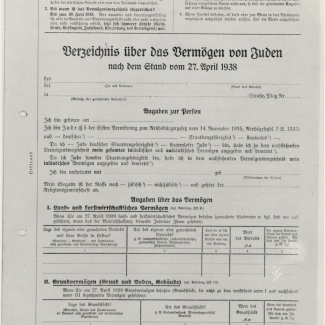 Un document rédigé en allemand intitulé: ''Formulaire d'inventaire de biens juifs''. Deux tableaux sont présents au bas de la première page.