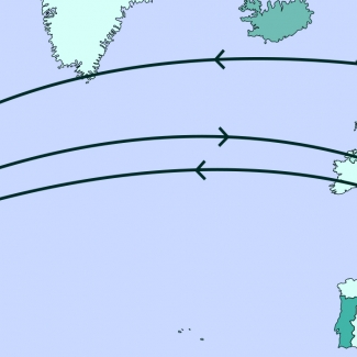 Une carte grise illustrant la plupart de l'Amérique du Nord, de l’Europe, et une partie de l’Afrique. Une ligne traverse divers endroits de la carte.